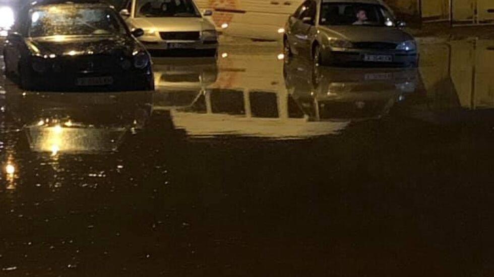 Проливен дъжд наводни улиците на Хасково 