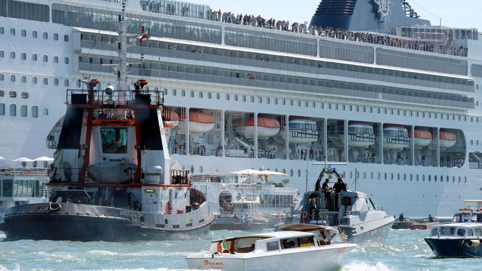 Круизен кораб се блъсна в кей във Венеция, има ранени (ВИДЕО)