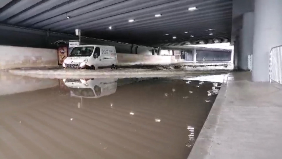След водната стихия в Пловдив: Наводнени къщи, дворове и евакуирани хора