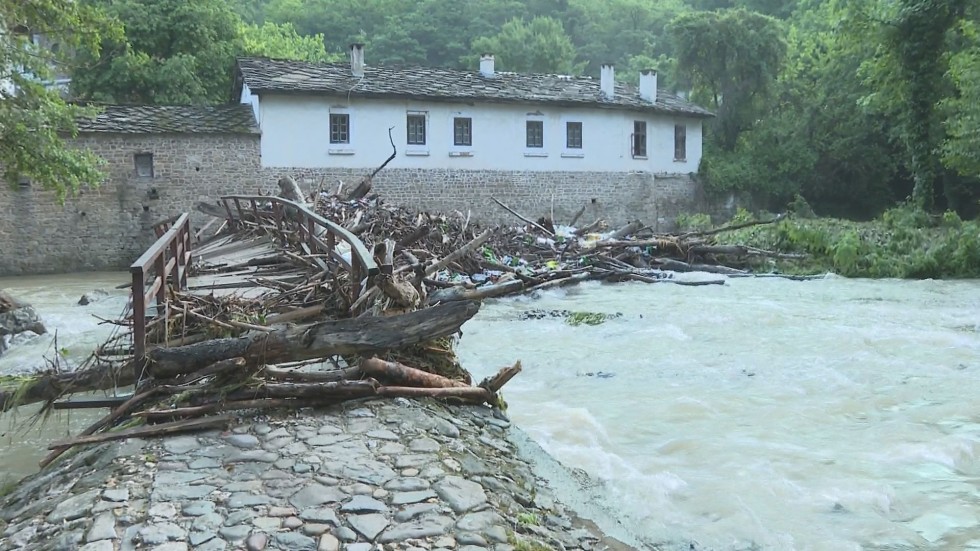 Водната стихия разруши част от моста на Дряновския манастир