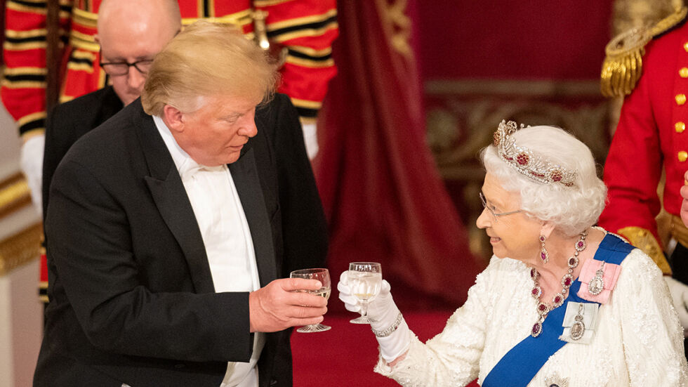Скъпи тоалети и диаманти белязаха банкета на Елизабет II в чест на Доналд Тръмп (СНИМКИ)