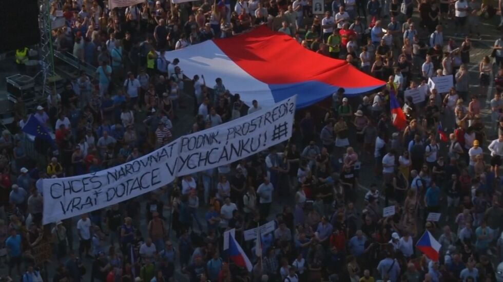 Многохиляден протест в Прага с искане за оставката на чешкия премиер
