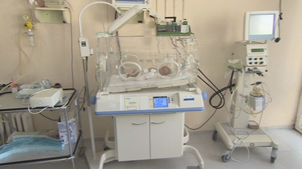 Уникална операция: Лекари в Пазарджик спасиха живота на родилка в кома и бебето ѝ