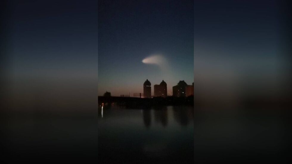 НЛО или тест на ракета?: Загадъчен светещ обект в небето над Китай (ВИДЕО)