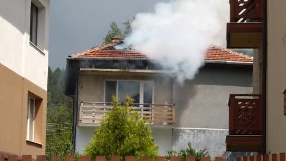 Мълния удари покрива на къща в Самоков 