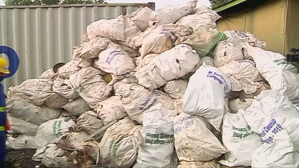 Изчистиха над 11 тона отпадъци от Еверест