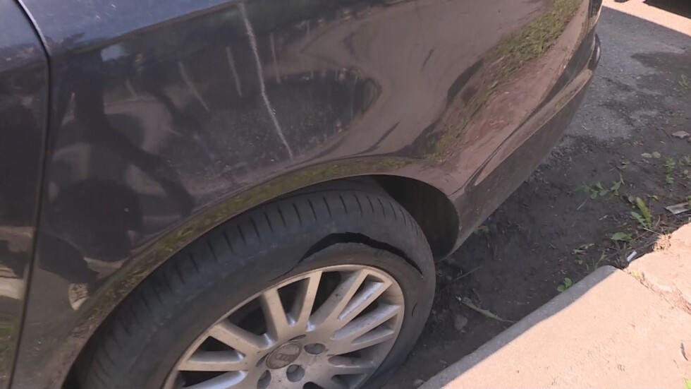 Ще покрият ли застрахователите щетите от нарязаните гуми в „Западен парк”?