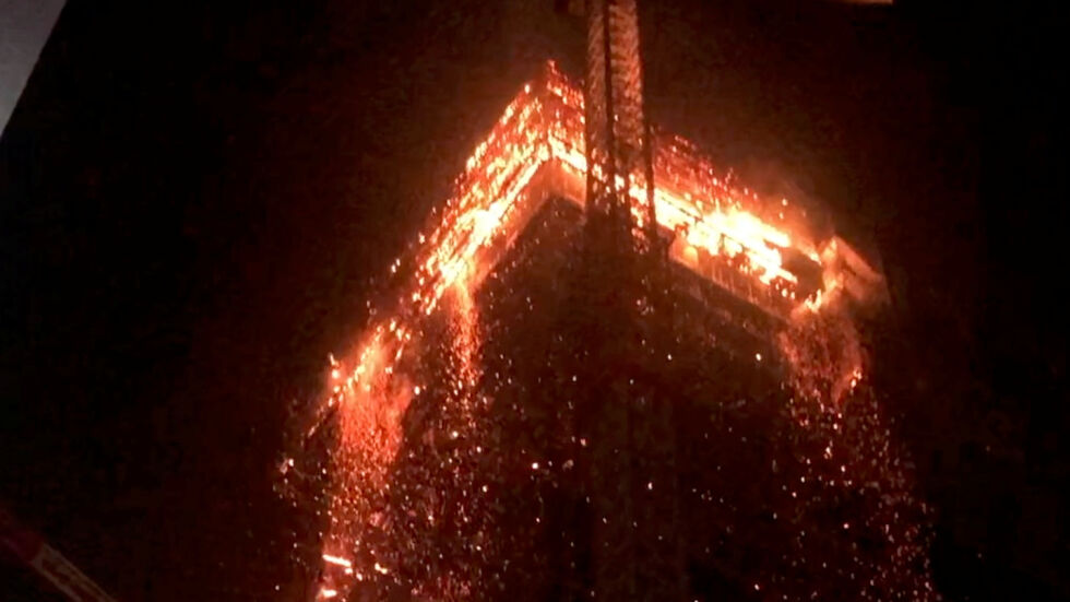 Огромен пожар изпепели новостроящ се небостъргач във Варшава (ВИДЕО)
