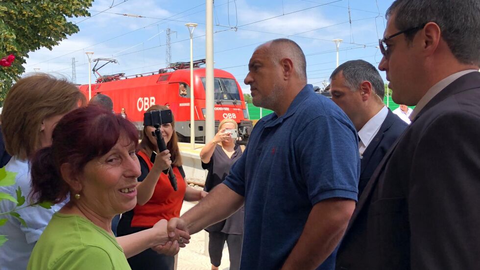 Премиерът ще убеждава българите да пътуват с влак