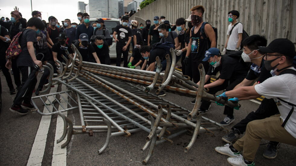 Хиляди демонстранти блокираха улици в центъра на Хонконг
