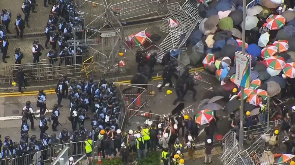 Протестите в Хонконг: Властите затвориха правителствени сгради