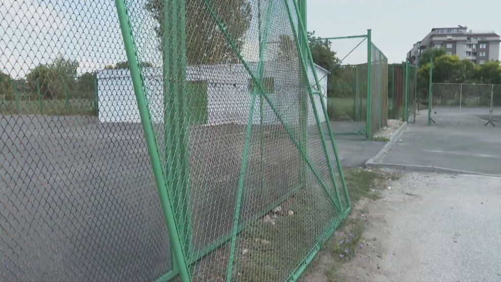 Метална врата падна върху 5-годишно дете в Пазарджик