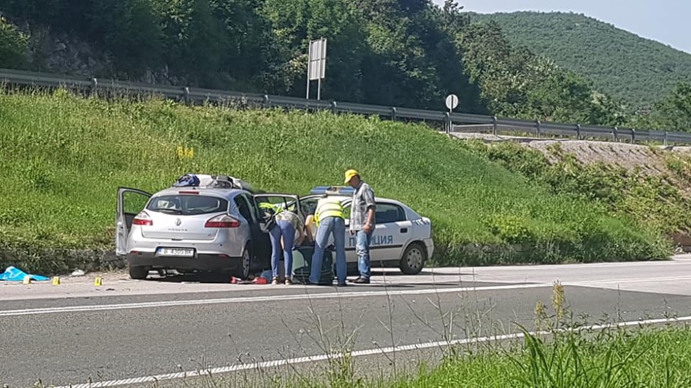 Една жертва и четирима ранени в катастрофа с полицейски автомобил край Ябланица