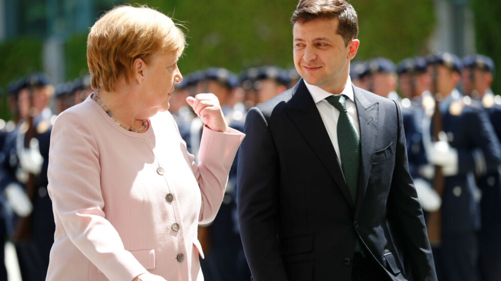 Меркел се разтрепери по време на церемония