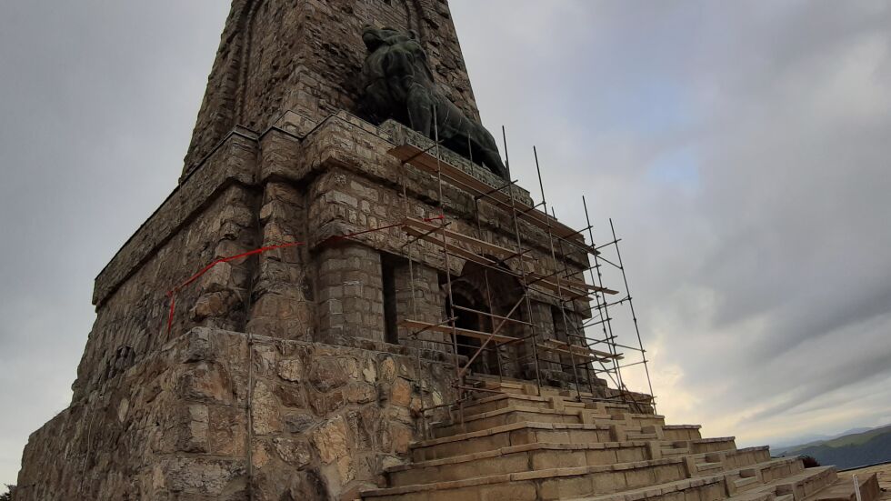 Започна ремонта на Паметника на Свободата на Шипка (ВИДЕО)