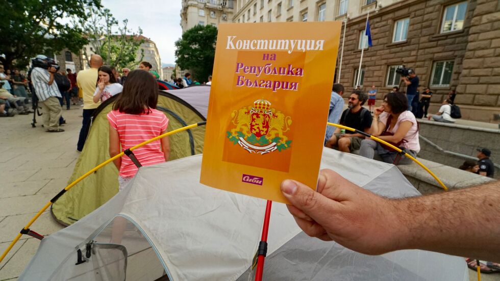 Манолова подкрепи хората с каравани и кемпери срещу спорния закон за Черноморието 