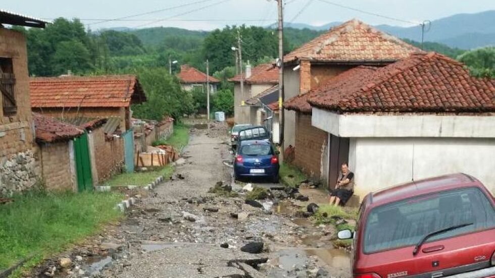 Пороен дъжд отнесе асфалта и наводни къщи в карловско село 