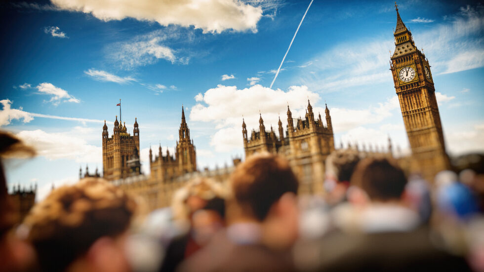 Над 1 милион британци се обявиха против спирането на работата на парламента 