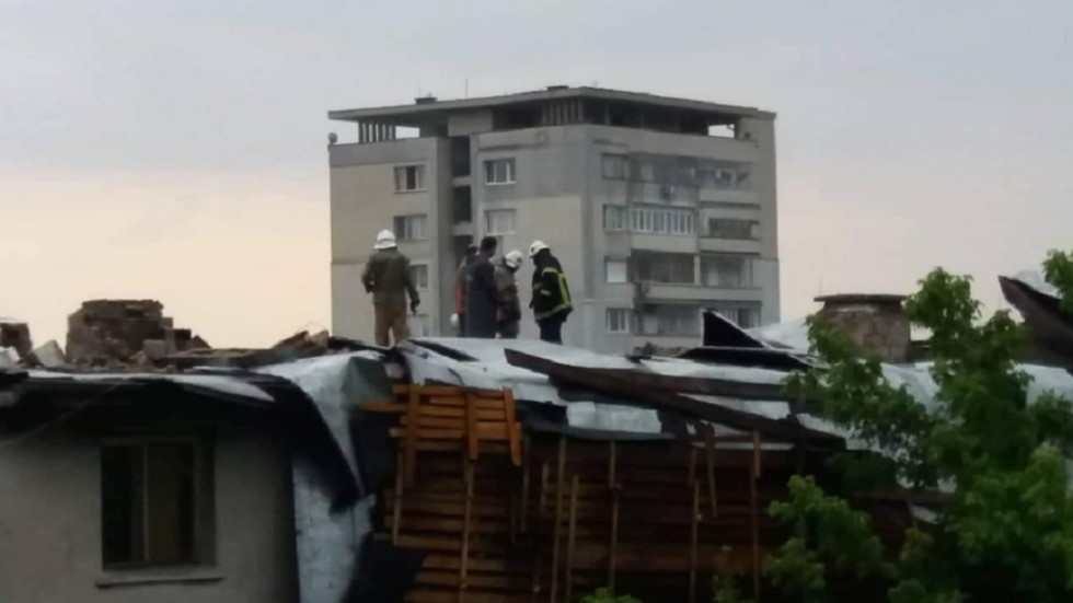 Бурята в Пловдив разруши покрива на жилищна сграда 