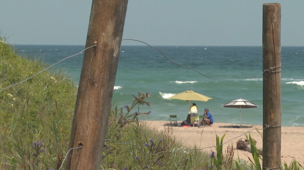 Трима души бяха спасени от удавяне в неохраняемата зона на плаж Корал