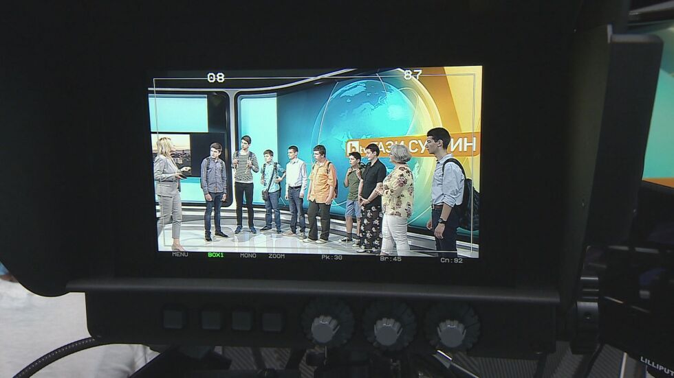 Ученици се запознават с тайните на журналистиката в новото студио на bTV