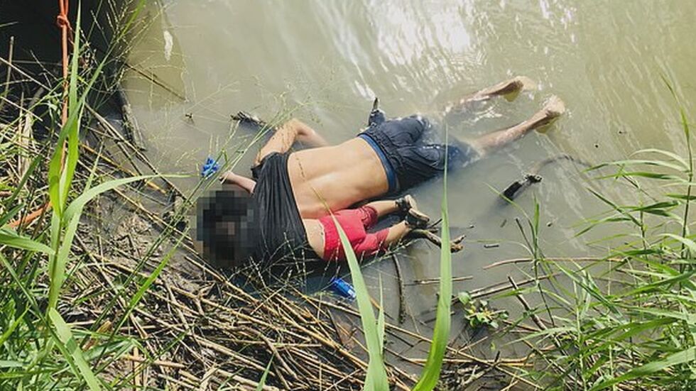Снимка на удавили се между САЩ и Мексико баща и дете шокира света
