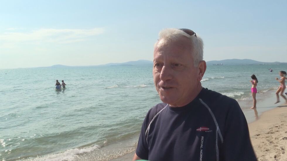 Пожарникар спаси мъж от удавяне на плажа в Бургас