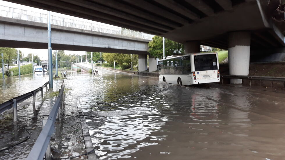 Дъжд превърна в реки улици на няколко места в страната