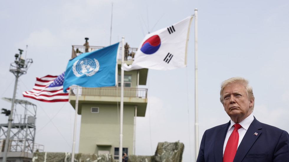 Тръмп e в зоната между двете Кореи за среща с Ким 
