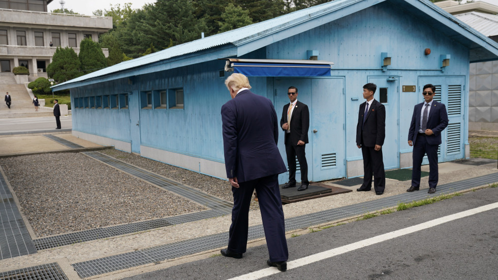 Тръмп стана първият президент на САЩ, стъпил в Северна Корея