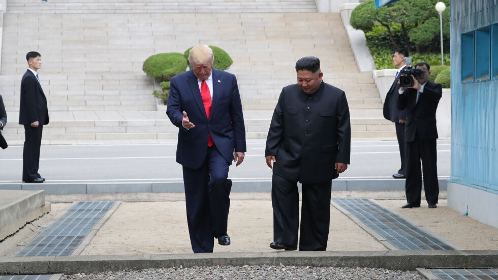 Среща на браздата: Доналд Тръмп и Ким Чен-ун се срещнаха между Северна и Южна Корея
