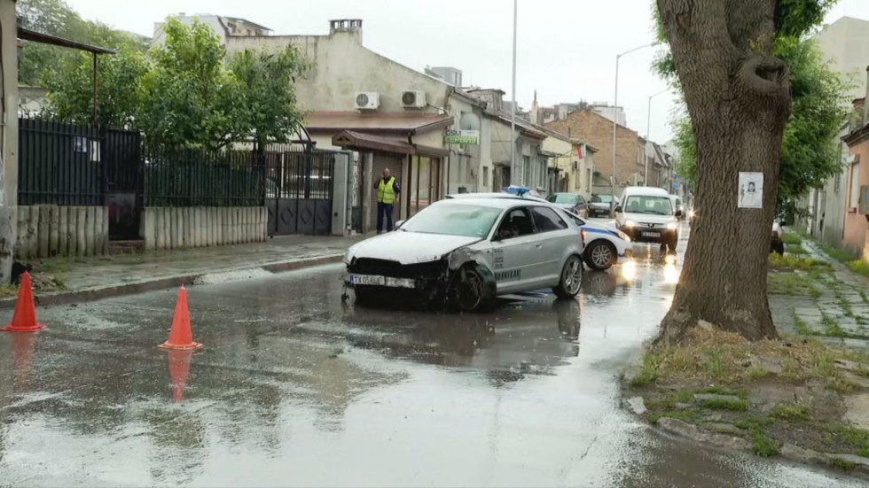 Шофьор блъсна пешеходец и няколко автомобила във Варна 