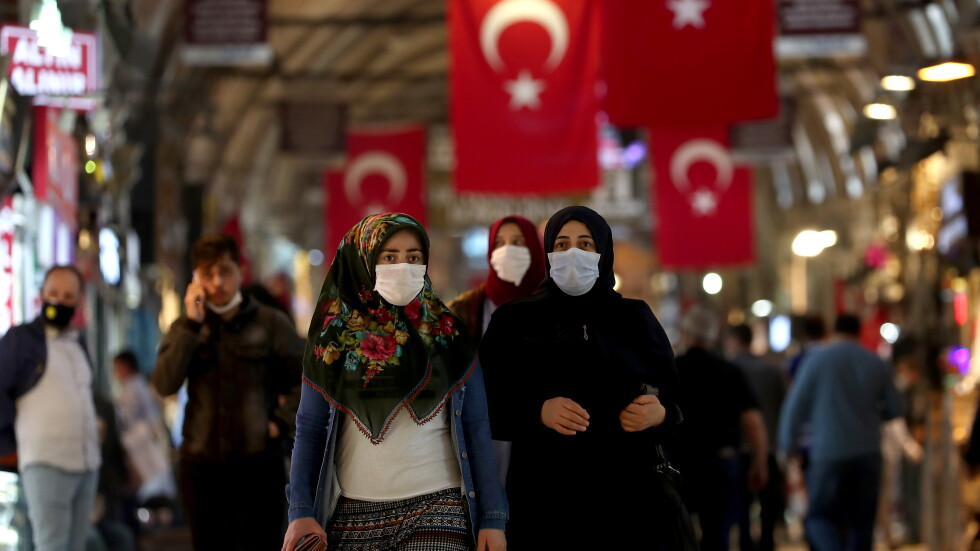 Турция влиза в триседмична пълна карантина