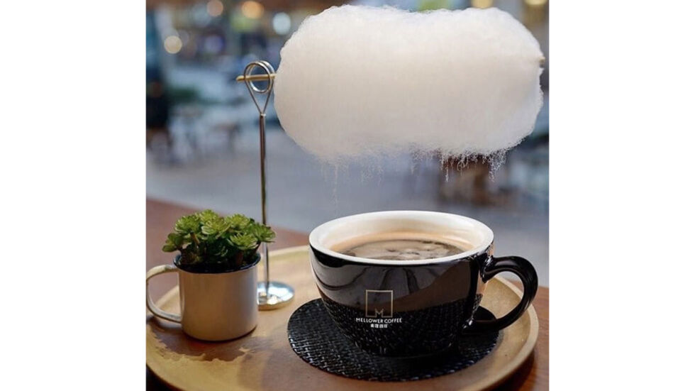 Ефектно: Парата от кафето топи захарния памук и се получава сладък дъжд (ВИДЕО)