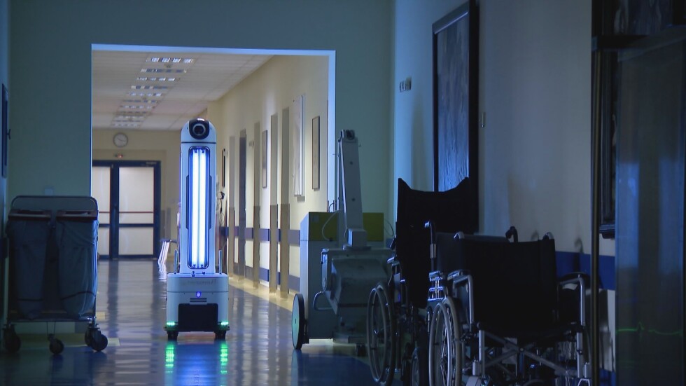 Робот се бори срещу COVID-19 в столичната болница "Света Екатерина"