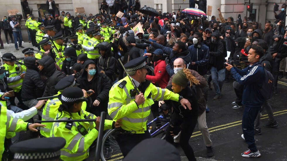 Протестите срещу расизма в Лондон: Защо се стигна до сблъсъци?