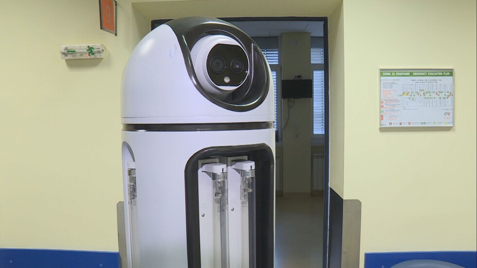 Робот мери температурата на пациентите в болница "Св. Екатерина"