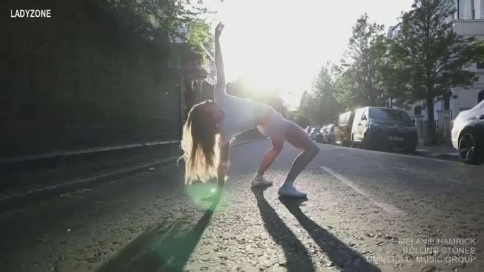 В призрачен Лондон: Вижте какъв клип засне приятелката на Мик Джагър по негова песен (ВИДЕО)