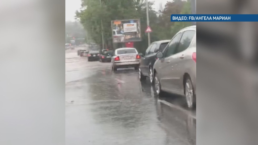 Пороен дъжд наводни основни пътни артерии във Варна