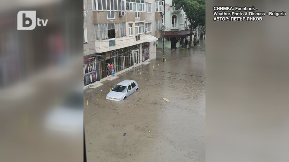Пороен дъжд отново наводни улици във Варна