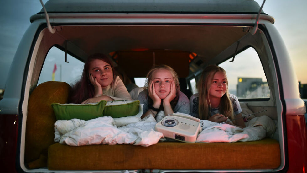 Снимка на деня: Три сестри гледат "Брилянтин" в автокино в Белфаст, Северна Ирландия