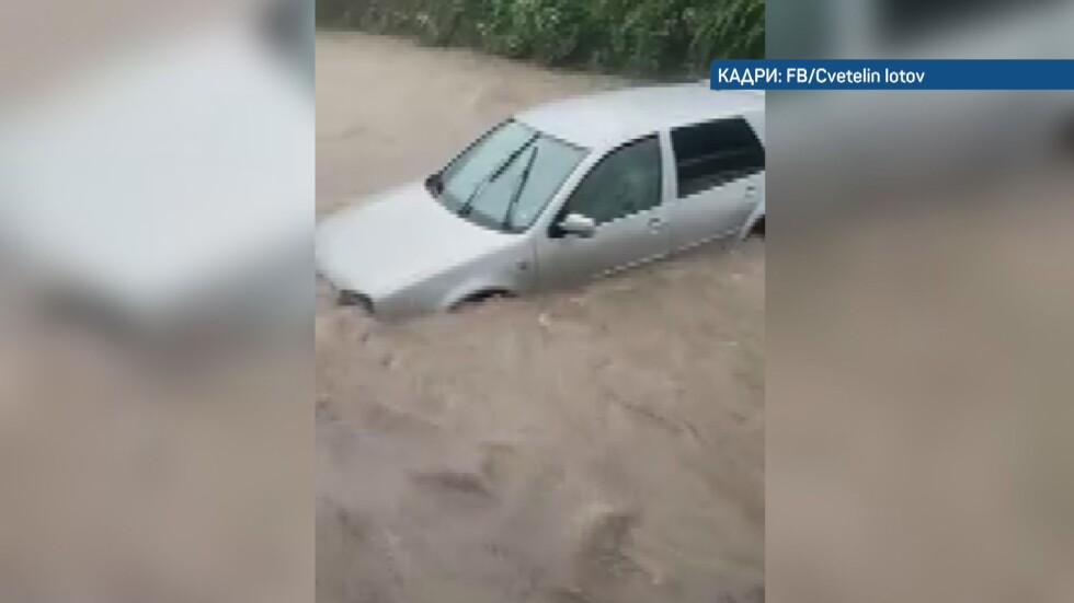 Потоп в Червен бряг: Спасяваха хора, попаднали във воден капан с колите си