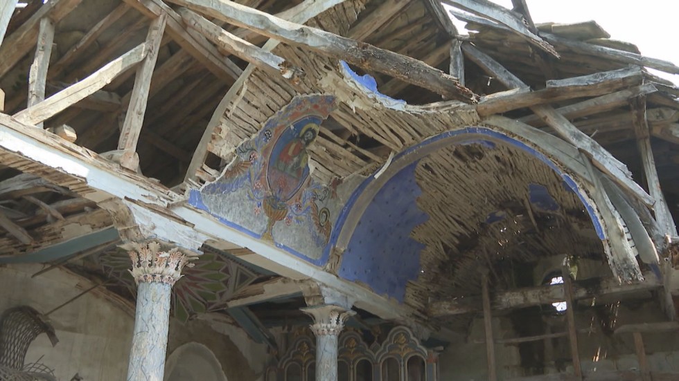 Храм в руини: Защо църквата в село Големи Българени тъне в разруха?