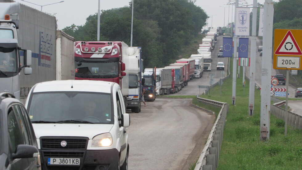 Задръствания от камиони и леки коли блокираха пътя Русе - Силистра 