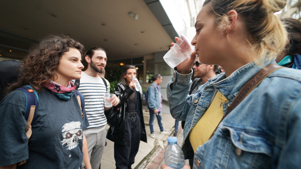 Протест: Артистите на свободна практика „пиха по една студена вода“ 
