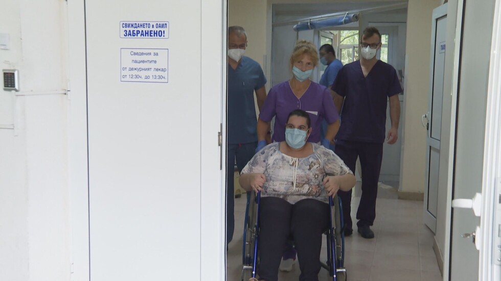 Победа над коронавируса: Изписаха от болницата жена след 41 дни интубация