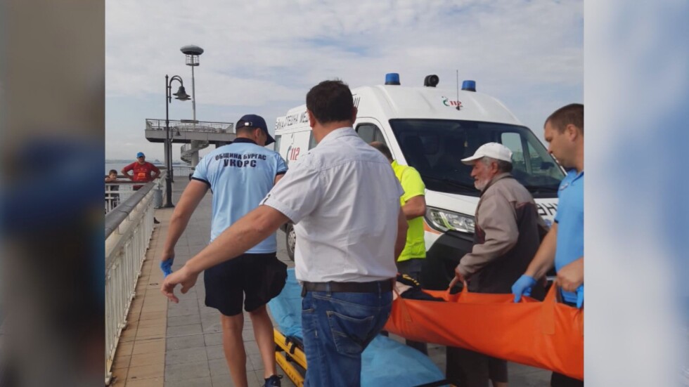 Общински инспектори спасиха мъж, скочил от Моста в Бургас