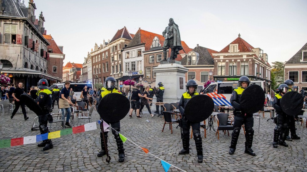 Полиция разпръсна демонстранти край статуя на офицер от колониалната епоха в Нидерландия