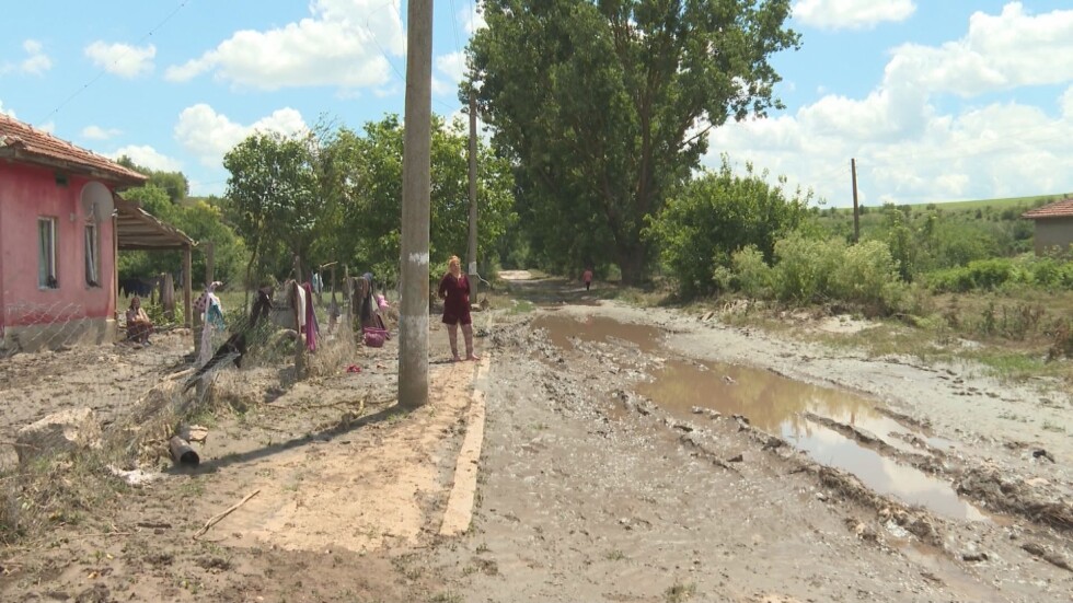 След поройните дъждове: Наводнения, кал и тиня в Добричко
