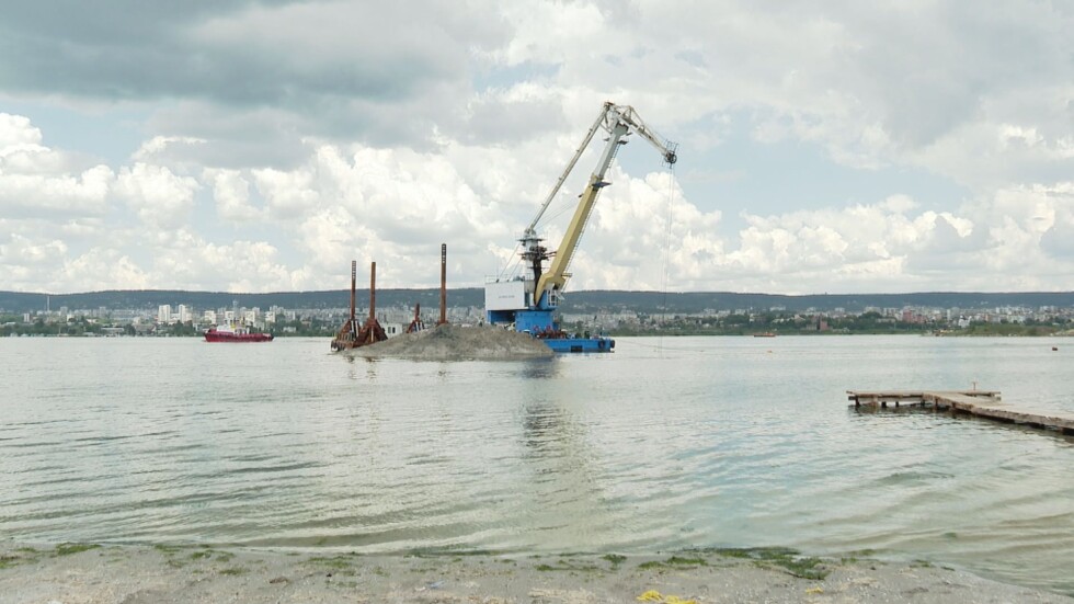 Тръбопроводът във Варненското езеро с пукнатина, изтичат отпадни води